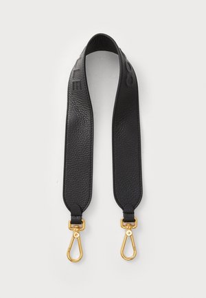 Bandoulière en cuir noir avec une finition texturée. Comprend des éléments en métal doré et des fermoirs à pince en forme de homard à chaque extrémité.