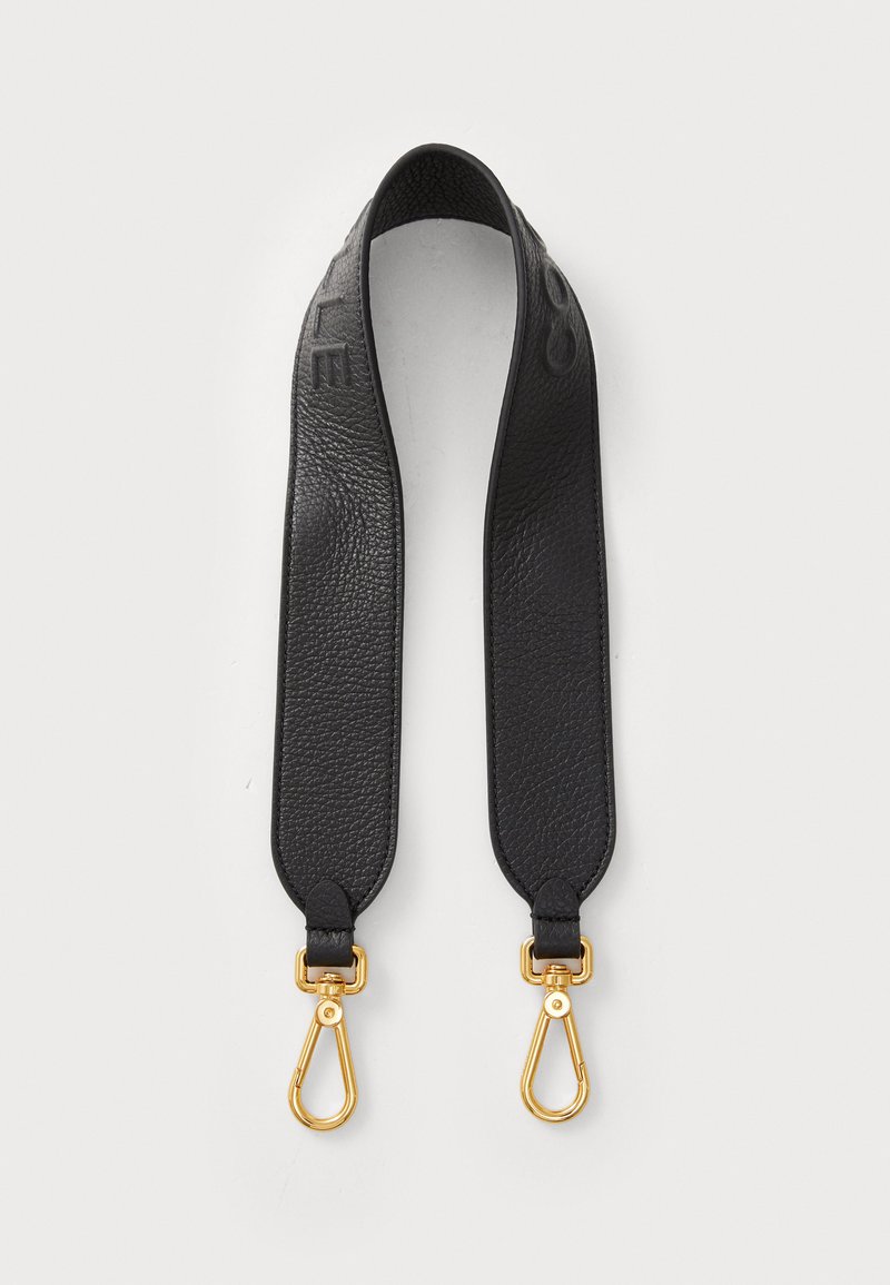 Correia de mala de pele preta com acabamento texturizado. Apresenta ferragens em metal dourado e fechos de garra de lagosta em ambas as extremidades.