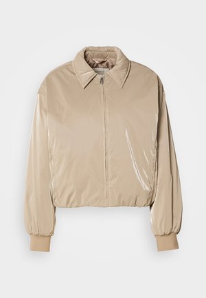 Beige lesklá péřová bunda s límcem, předním zipem a elastickými manžetami. Disponuje zkráceným designem a hladkou texturou.