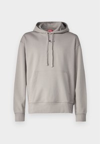 Hellgrauer Hoodie aus weichem Stoff, mit Kängurutasche, Kapuze mit Zugband und kreisförmigem Logoakzent am Hals.