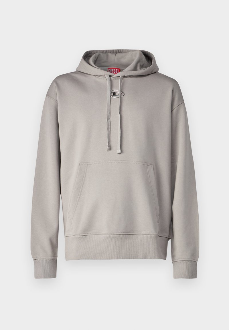 Haut à capuche gris clair en tissu doux, avec une poche kangourou, un cordon de serrage à la capuche et un accent logo circulaire au niveau du col.