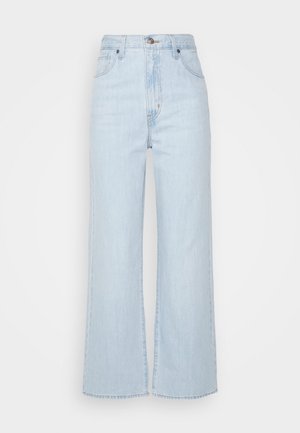 Jean en denim bleu clair taille haute avec une jambe droite légèrement large, bouton à l'avant et poches visibles sur un fond blanc.
