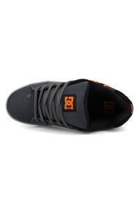 Schwarze und graue High-Top-Sneaker mit Gummisohle, Obermaterial aus Textil, grauen Schnürsenkeln und einem orangefarbenen Logo-Patch auf der Zunge.