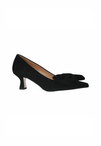 Zwarte suède pump met puntige neus, decoratieve strikdetails aan de voorkant en een kleine, gestapelde hak. Gladde binnenvoering.