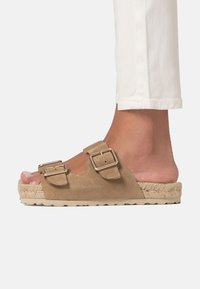 FRED MARTIN COLLECTION NICE - Slip-on sandaler - fungo