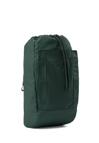Grüner Nylon-Rucksack mit runder Form, Kordelzugverschluss und einer Fronttasche. Verfügt über dezente Akzente und eine glatte Textur.