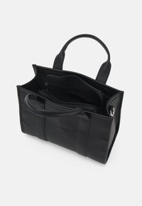 Sac en cuir noir avec une surface texturée, deux poignées et un dessus ouvert. Comprend plusieurs compartiments internes et une poche zippée.