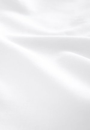 Material alb cu o textură netedă, prezentând cute și un luciu subtil, indicând un material ușor și moale.