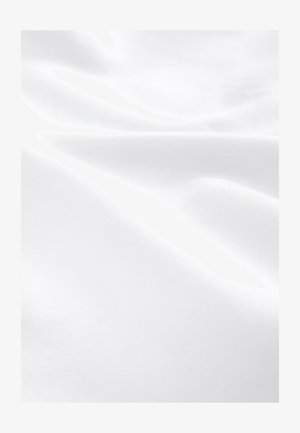 Material alb cu o textură netedă, prezentând cute și un luciu subtil, indicând un material ușor și moale.