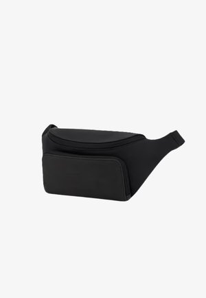 Schwarze rechteckige Bauchtasche mit zwei Reißverschlussfächern und verstellbarem Riemen auf weißem Hintergrund.