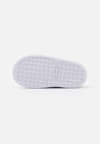 Fehér sneaker talp, melyen texturált tapadási minta található, kis csillag alakzatokkal. Simavégű és lapos kialakítás, javarészt fehér színben.
