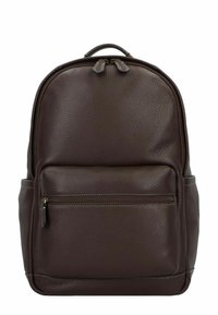 Sac à dos en cuir marron avec une texture granuleuse, un sommet arrondi, deux zips à l'avant et une poignée de transport. Des poches latérales sont visibles.