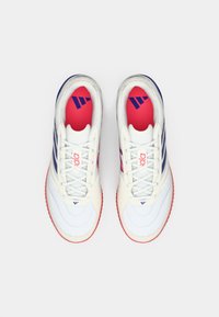 Baltas sporta kurpes ar sarkaniem un ziliem akcentiem, ar teksturētu augšdaļu, trīs joslu dizainu un polsterētām iekšējām zolēm.