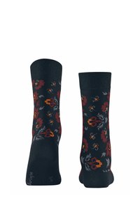 Dunkelblaue Socken mit einem floralen Muster, das rote, orangefarbene und graue Blumen zeigt. Rippbündchen und glatte Textur. Paar aufrecht dargestellt.