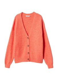 Cardigan en maille duveteuse corail rose avec manches longues, col en V et quatre boutons en écaille de tortue sur le devant.