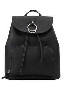 Czarny skórzany plecak z okrągłym akcentem w postaci srebrnego pierścienia, z zamknięciem na sznurek i zapinaną na zamek przednią kieszenią, charakteryzujący się fakturowanym wykończeniem.