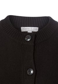 Schwarze gerippte Strickjacke mit rundem Ausschnitt, ausgestattet mit einem einzelnen glänzenden Knopfverschluss und einem Stoffetikett mit der Aufschrift "Marie Lund Copenhagen."