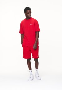 Pegador LOGO TEE - Basic póló - washed red/white gum