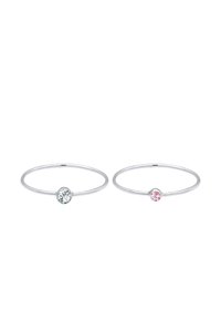 Zwei silberne Ringe mit dünnen Bändern, die jeweils einen einzelnen runden Edelstein besitzen; einer klar und einer pink, mit minimalistischem Design.