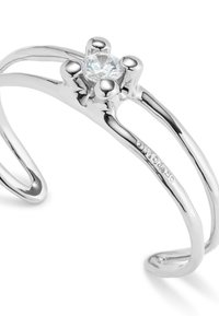 Bague en argent au design torsadé, avec un accent de diamant central. Texture lisse avec une finition polie, affichant de délicates gravures.