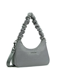 Borsa a tracolla grigia in tessuto con manico arricciato, texture liscia, forma curva e un accento con logo metallico. Include una tracolla staccabile.