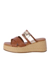 Sandalias de cuña de cuero marrón con dos correas cruzadas, un acento metálico y una suela de plataforma de yute texturizado.