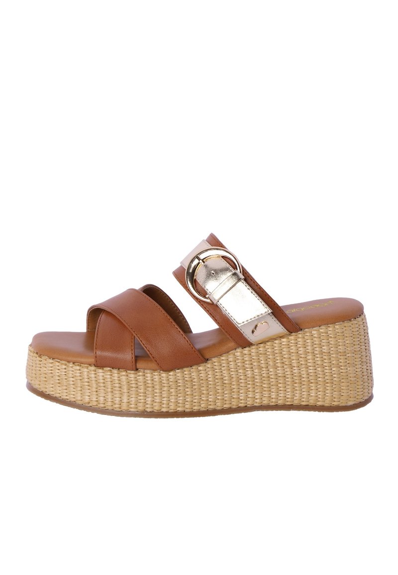Sandalias de cuña de cuero marrón con dos correas cruzadas, un acento metálico y una suela de plataforma de yute texturizado.