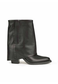 Zwarte leren enkelboots met een unieke gevouwen ontwerp, vierkante neus en een lage blokhak. Bevat decoratieve knopen aan de zijkant.