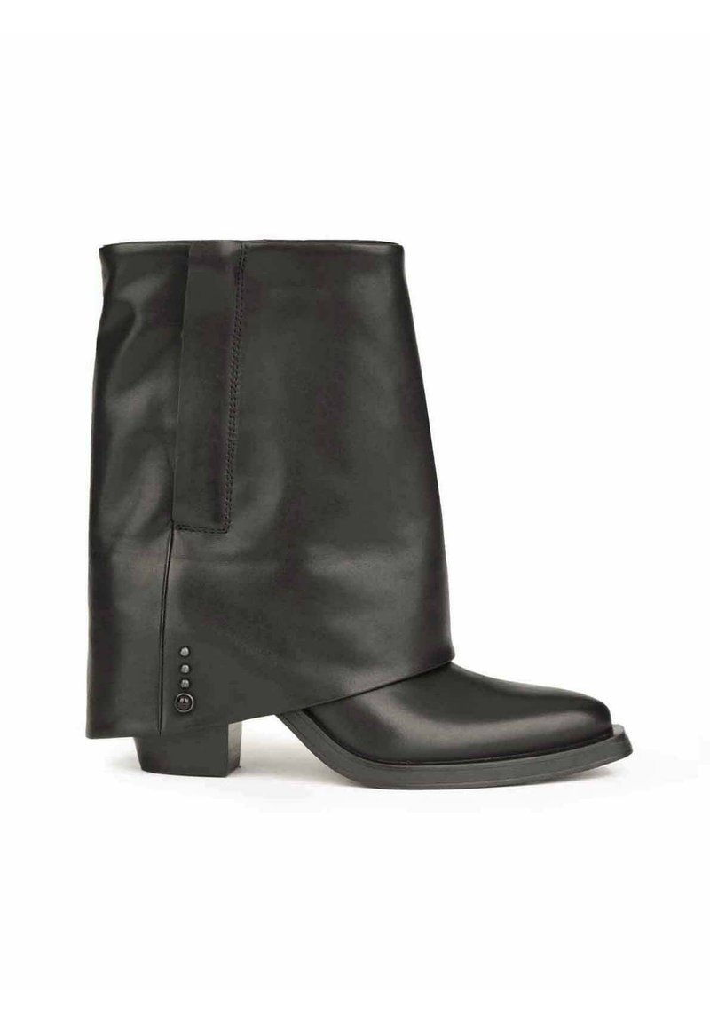 Zwarte leren enkelboots met een unieke gevouwen ontwerp, vierkante neus en een lage blokhak. Bevat decoratieve knopen aan de zijkant.