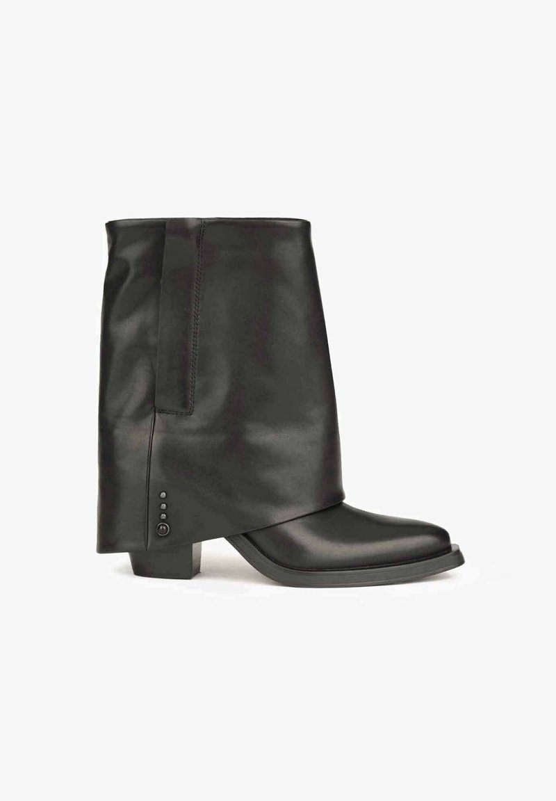 Zwarte leren enkelboots met een unieke gevouwen ontwerp, vierkante neus en een lage blokhak. Bevat decoratieve knopen aan de zijkant.