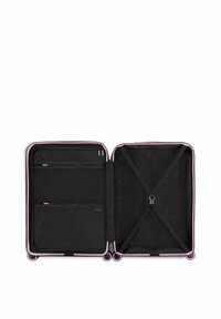 Zwarte koffer met roze accenten, voorzien van een ruime binnenkant, een gaasvak en kruislussen. Vlotte wielen voor gemakkelijke mobiliteit.