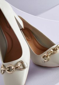 Next FOREVER COMFORT WITH MOTIONFLEX HARDWARE TRIM SQUARE TOE COURT - Klassieke pumps - bone