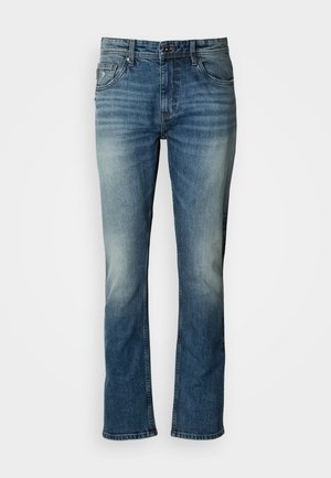 Jeans de mezclilla azul con un ajuste regular, que presentan un lavado desgastado, diseño de cinco bolsillos y piernas rectas. Oscuro en la parte superior, más claro hacia la parte inferior.