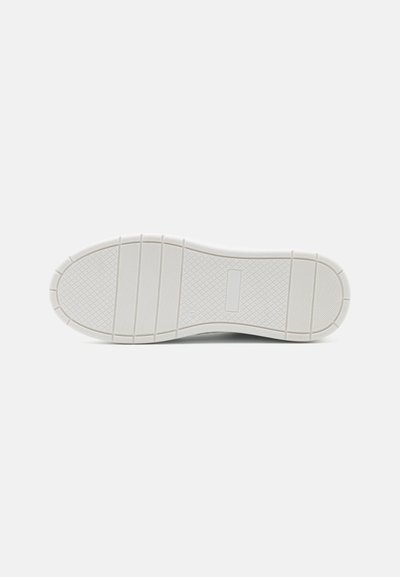 Weißer Sneakersohle mit strukturiertem Muster, versehen mit horizontalen Rillen und einem rechteckigen Akzent für zusätzlichen Halt und Designdetail.