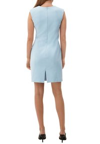 Robe sans manches bleu clair au design ajusté, avec fermeture éclair dans le dos et fente au centre de l'ourlet. Tissu lisse sans motifs ni accents visibles.