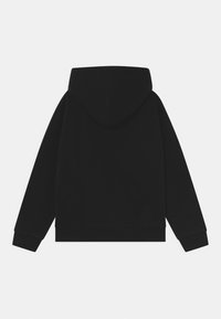 Sudadera negra con capucha, de manga larga, con puños y dobladillo acanalados. Tela suave, sin logotipos ni patrones visibles en la parte trasera. Diseño sencillo.