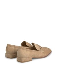 Beige Wildleder-Lederschuhe mit einem niedrigen Blockabsatz, versehen mit Stichakzenten und einem runden Zehenbereich. Die Außenseite hat eine weiche, strukturierte Oberfläche.