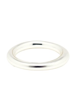 Braccialetto rigido in argento liscio e lucido con forma tubolare arrotondata su sfondo bianco.