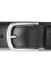Zwarte leren riem met een zilveren metalen gesp, met een gladde textuur, nette stiksels en een logo dat op de band is geperst.