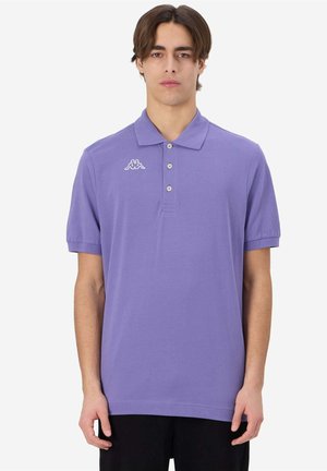 Polo shirt viola in cotone con patta a cinque bottoni. Presenta maniche corte e un logo bianco sul lato sinistro del petto.