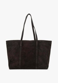 Czarna zamszowa torba typu tote z dwoma długimi uchwytami, minimalistycznym designem, solidnym kształtem i teksturowaną powierzchnią. Brak widocznych metalowych elementów i wzorów.