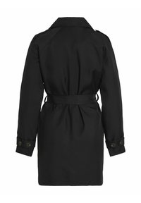 Trench-coat noir avec une taille ceinturée, un design croisé à double boutonnage, et des manches avec des poignets boutonnés. Confectionné en tissu lisse et durable avec un col classique.