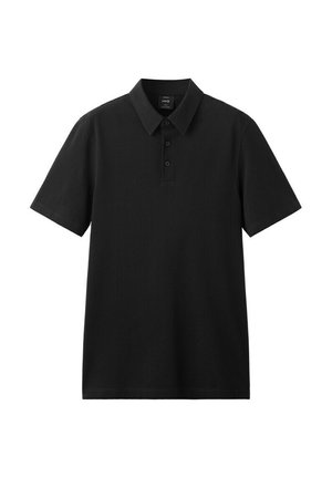 Camisa polo negra de manga corta con tres botones y cuello, mostrada sobre un fondo blanco liso.