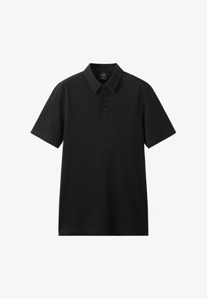 Schwarzes Polohemd mit kurzen Ärmeln, drei Knöpfen und einem Kragen, auf einem einfarbigen weißen Hintergrund dargestellt.
