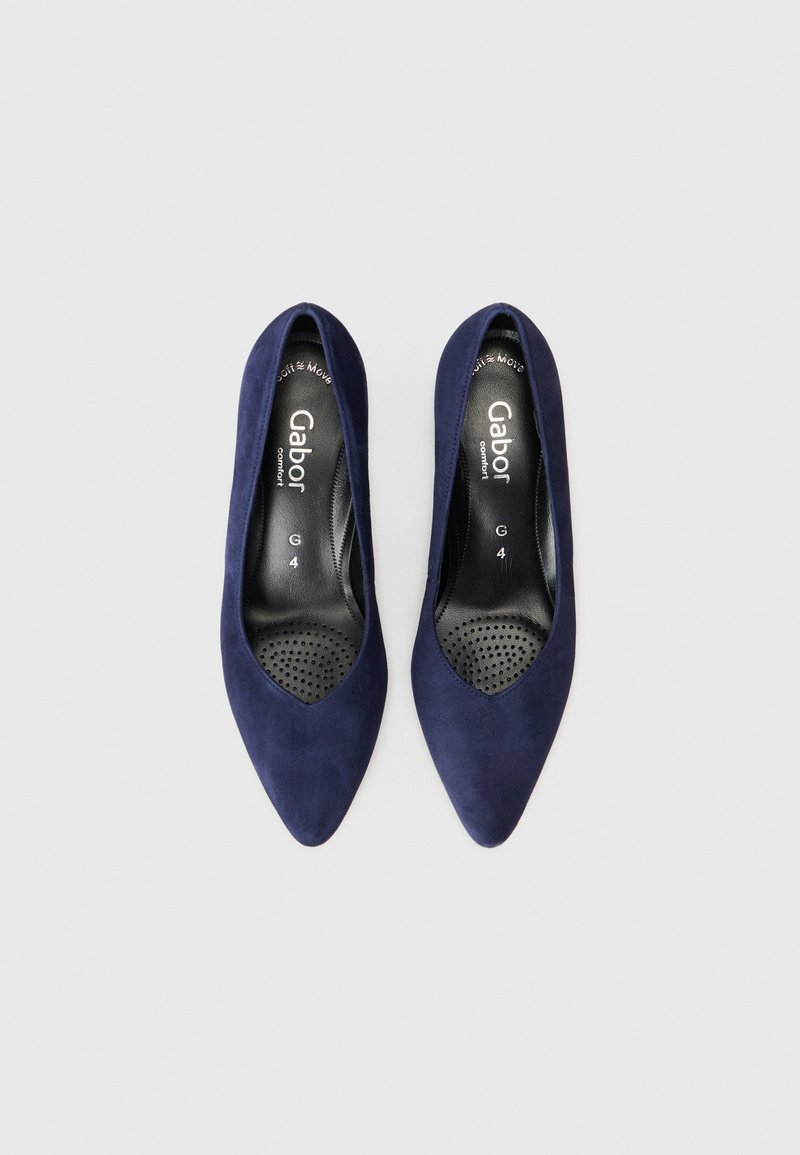 Escarpins en nubuck bleu marine avec un bout pointu et une semelle intérieure noire perforée, de la marque "Gabor", disposés sur un fond gris clair.