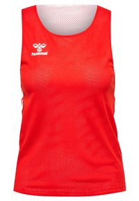 Rotes Sporttanktop aus atmungsaktivem Mesh-Material, mit rundem Ausschnitt und einem weißen Logo auf der linken Brustseite.