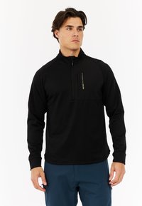 Zwarte zip-up pullover met lange mouwen, voorzien van een gestructureerd patroon en een borstzak. Accentueert met een gouden logo aan de voorkant.