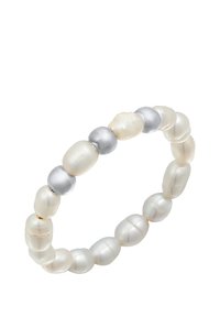 Un bracciale elastico con perline bianche e argento di forma irregolare, che presenta una superficie liscia e una finitura lucida.
