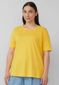 Yellow short-sleeve T-shirt with a round neckline, made from soft fabric, featuring a relaxed fit and smooth texture.