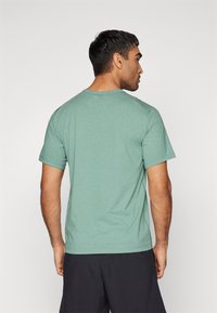 Nike Performance HYVERSE - T-skjorte til trening - bicoastal/black